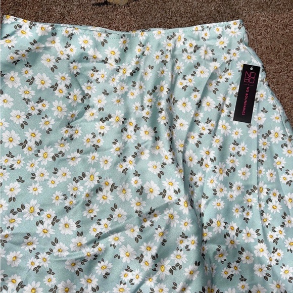 No boundaries white daisies women’s floral mini skirt size small, 3-5! - Picture 3 of 4